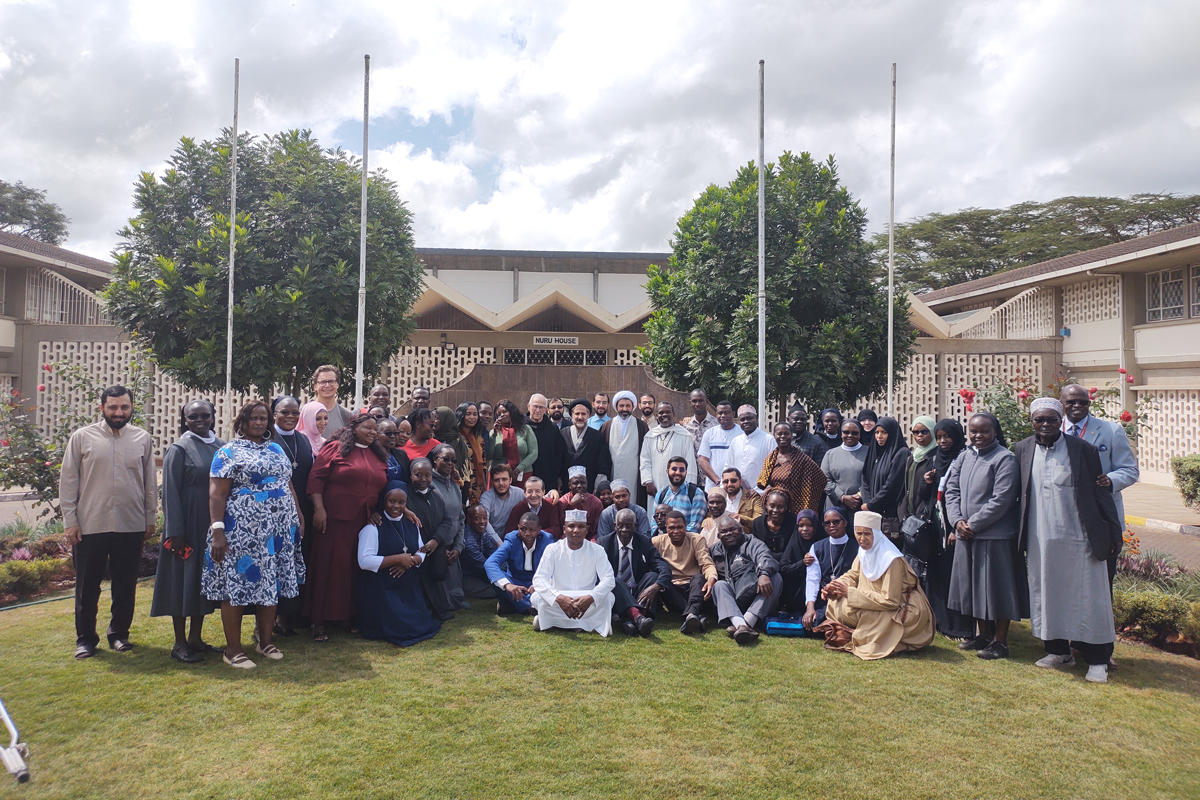 Die European Academy of Religion in Kenia führte Trainings zu interreligiösem Dialog mit lokalen Schwestern durch. Der Schwerpunkt von Matthias Eders Arbeit  war dort der Aufbau von Netzwerken und Partnerschaften. Auch in Sri Lanka wird er die Netzwerke seiner Partnerorganisation und damit die Friedensarbeit im Land stärken.