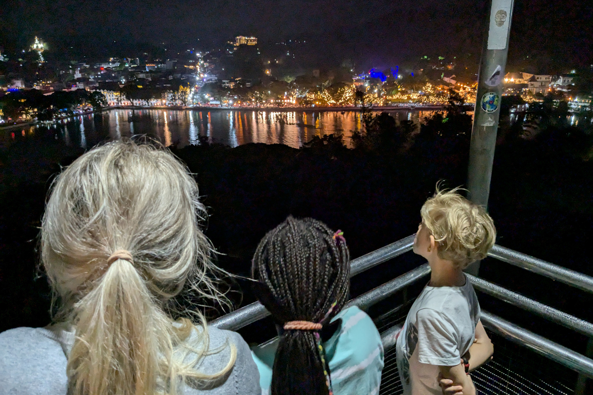 Matthias Eder, seine Frau Franziska und ihre beiden Kindern sind im März nach Sri Lanka ausgereist. und inzwischen gut in dem asiatischen Land angekommen. Hier schauen sie sich die  Feierlichkeiten des buddhistischen Perahera Festivals in Kandy an.