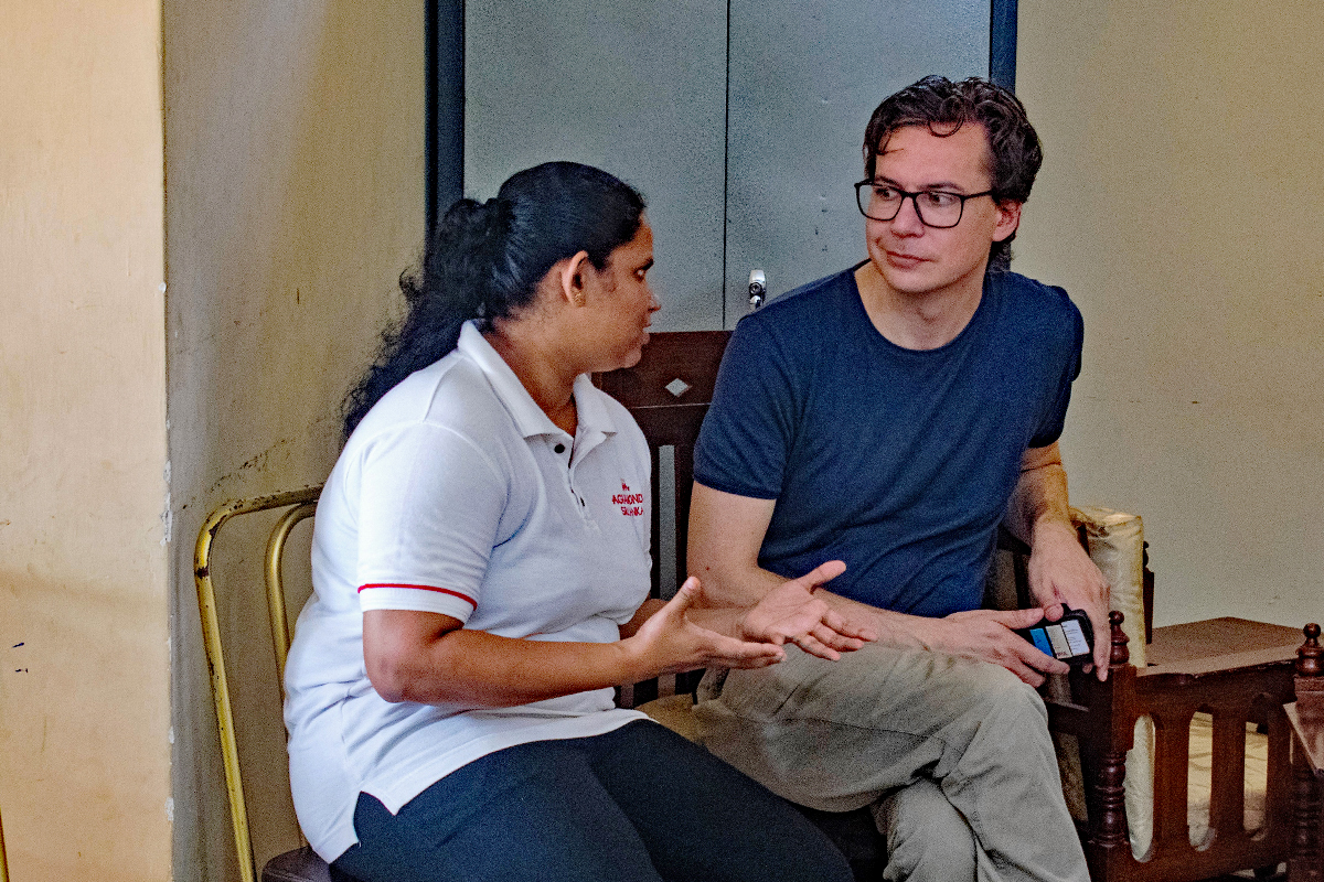 Jayani Fernando (links) ist eine Kollegin von Matthias Eder und Fachfrau für PME (Planning, Monitoring, Evaluation)