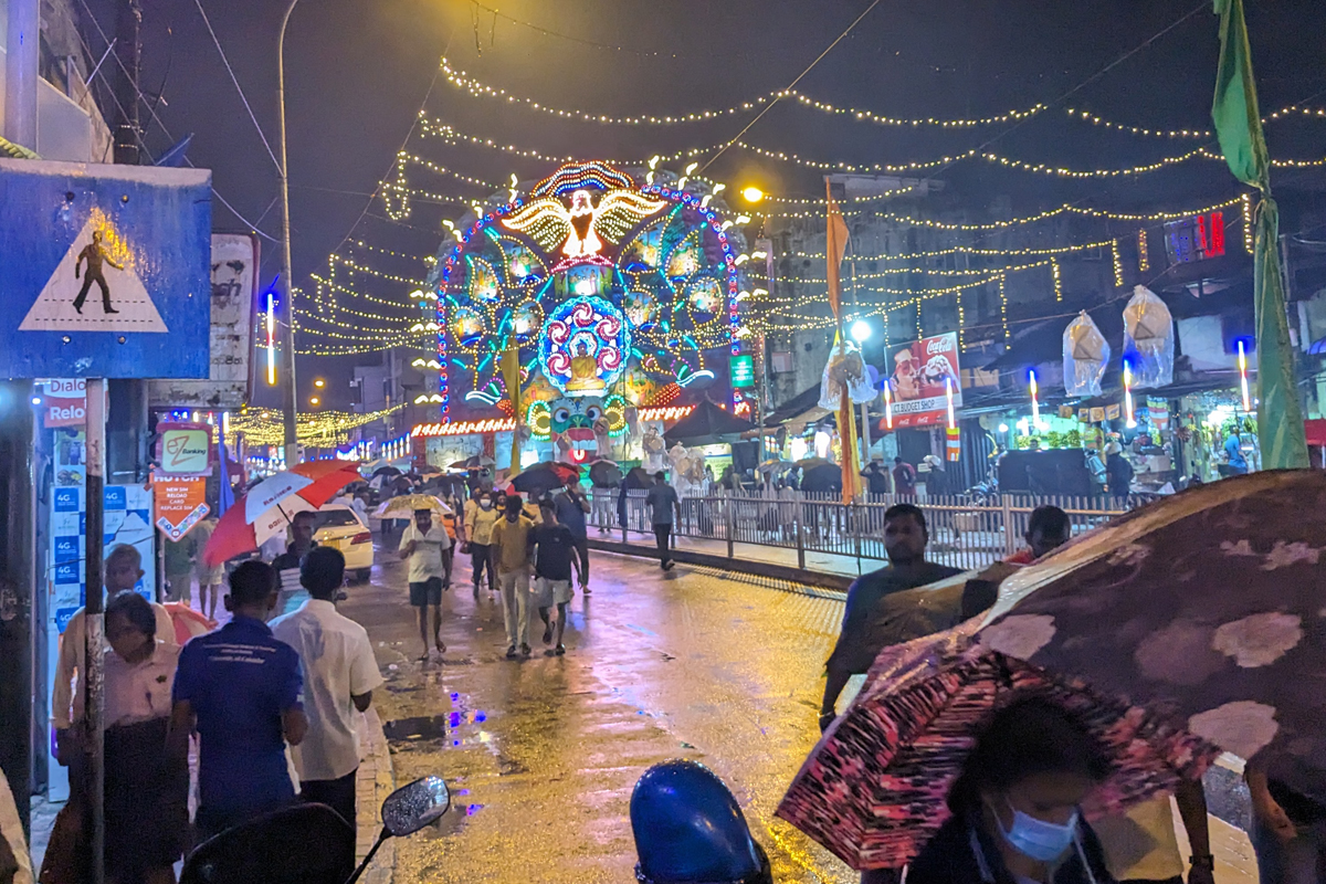 Vesakh ist der höchste buddhistische Feiertag. Er findet immer am ersten Vollmond des Monats Mai statt und erinnert an die Geburt, Erleuchtung und Tod Buddhas. Es ist ein Fest der guten Vorsätze und der guten Taten. In Sri Lanka feiern es die Menschen mit vielen bunten Lichtern.