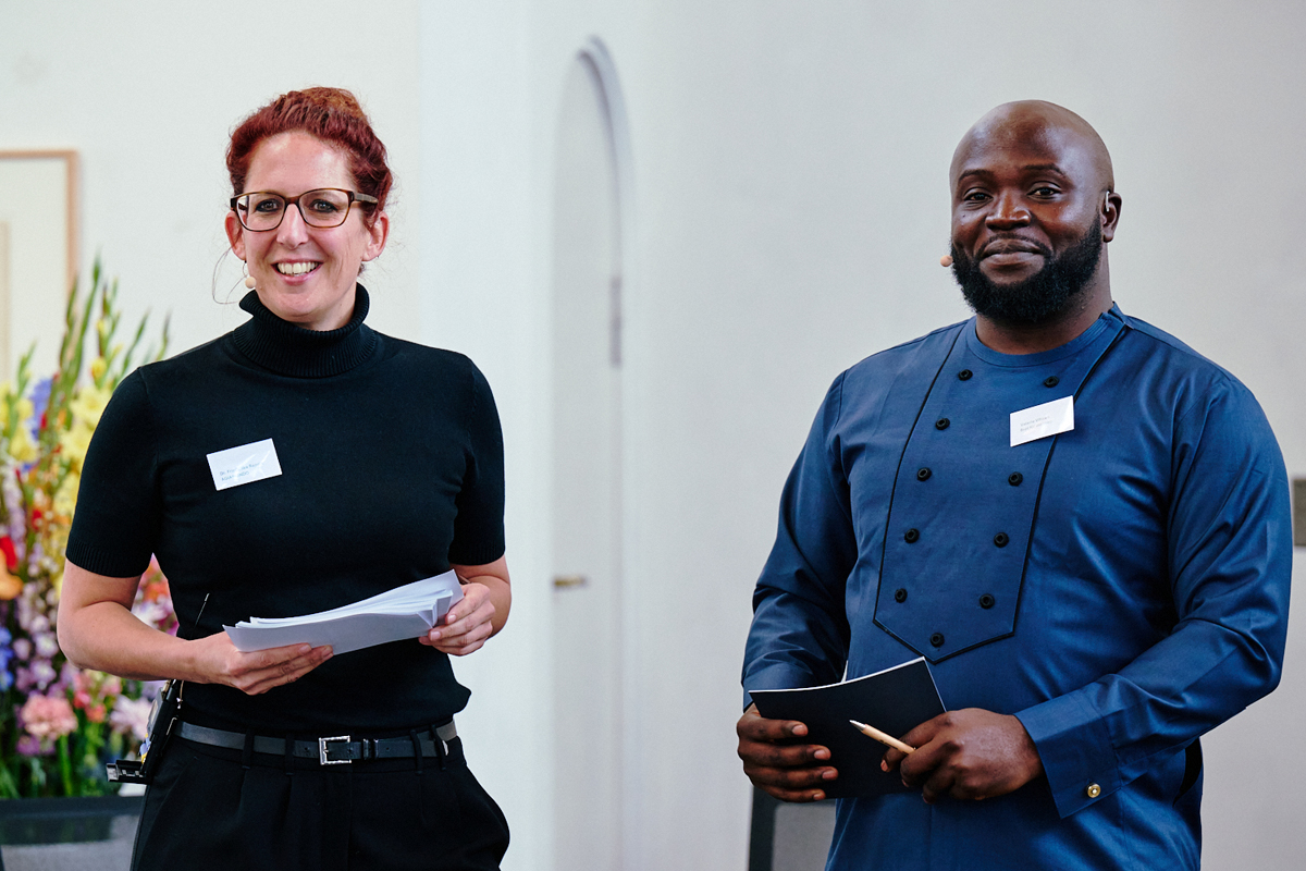 Moderatorinnen der Veranstaltung (von links): Dr. Friederike Repnik/AGIAMONDO und Valerie Viban/BfdW Moderatorinnen der Veranstaltung: Dr. Friederike Repnik (AGIAMONDO) und Valerie Viban (BfdW)