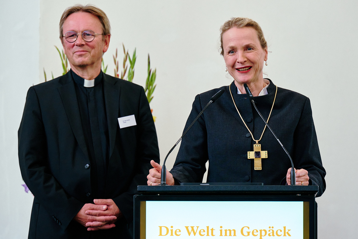 Prälat Dr. Karl Jüsten (katholischer Vorsitzender der GKKE) und Prälatin Dr. Anne Gidion (evangelische Vorsitzende der GKKE) tragen das Grußwort von Bundestagspräsidentin Bärbel Bas vor. Prälat Dr. Karl Jüsten (katholischer Vorsitzender der GKKE) und Prälatin Dr. Anne Gidion (evangelische Vorsitzende der GKKE) tragen das Grußwort von Bundestagspräsidentin Bärbel Bas vor.