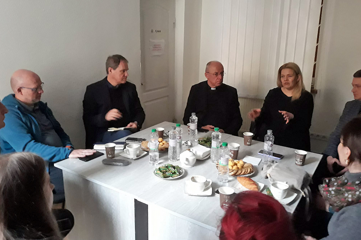 Besuch einer Delegation aus Deutschland im Frühjahr 2024 in Lwiw: Steffen Feldmann, Vorstand Finanzen & Internationales DCV, Dr. Oliver Müller, Leiter Caritas international, Weihbischof Dr. Peter Birkhofer, Freiburg, Kolleg*innen von Caritas Ukraine (von links) besprechen die Situation in der Ukraine und die geplanten Wiederaufbaumaßnahmen.