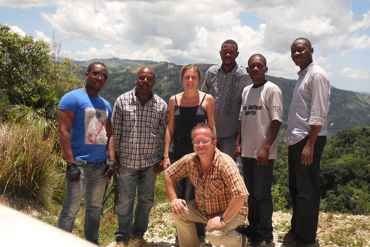 Das Team Schulbau mit Stefan Recker (vorne) der Caritas Schweiz in Haiti ist auf dem Weg zu einer der Baustellen in den Bergen Haitis.