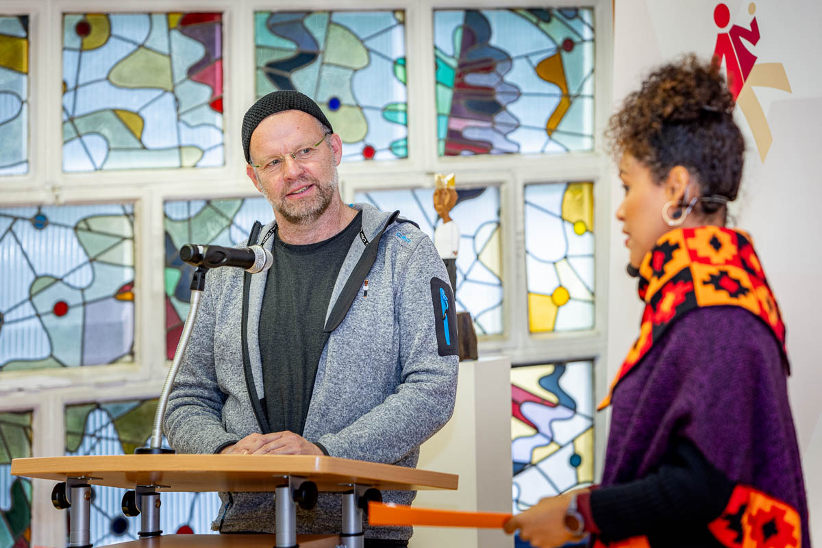 Bildhauer und Diakon Ralf Knoblauch spricht mit der Moderatorin Francia Cordero-Brinkmann
