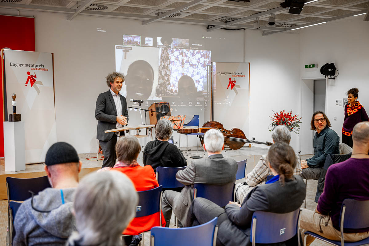 AGIAMONDO-Vorstandsmitglied Vincent Möller hält eine Rede.