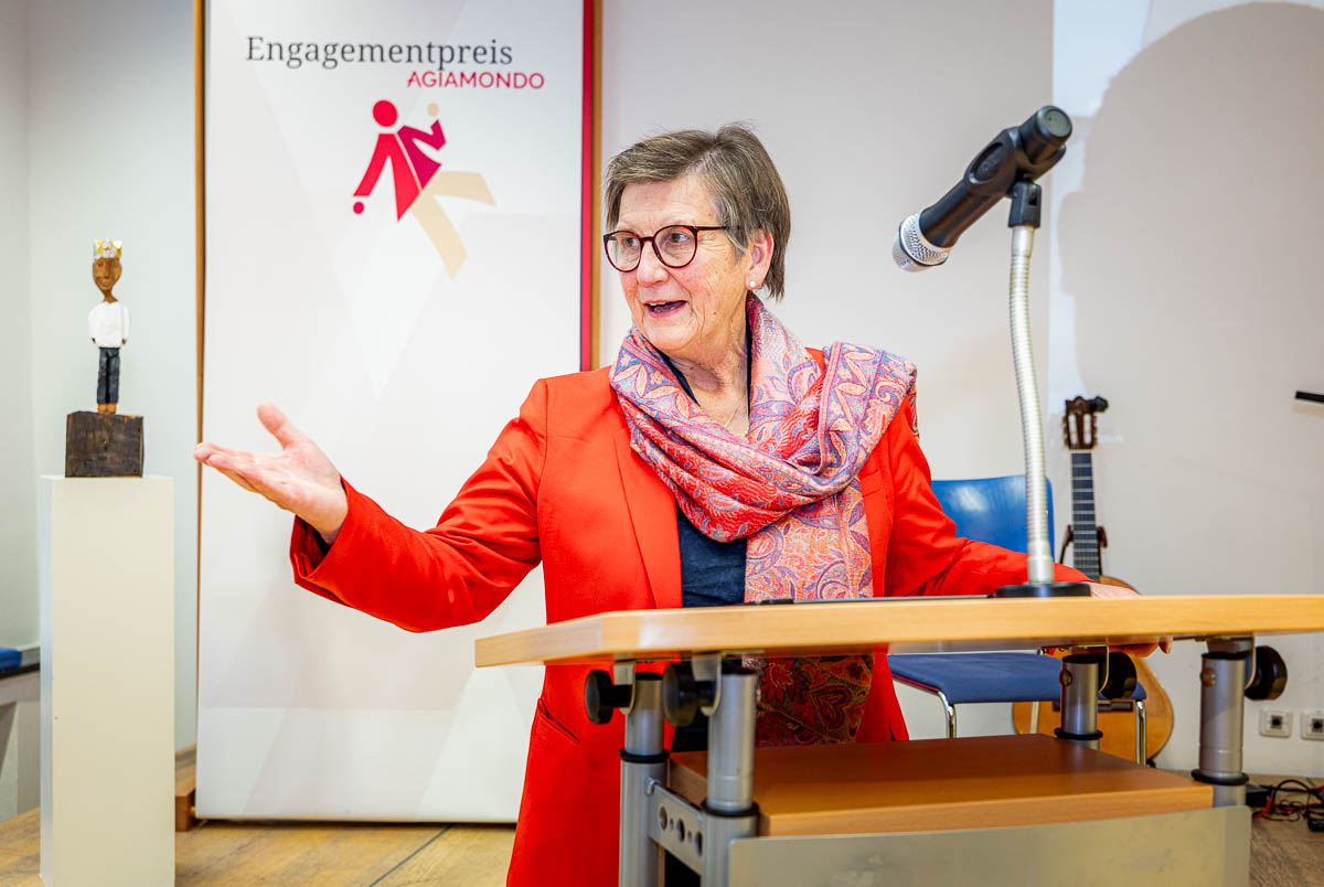 AGIAMONDO-Geschäftsführerin Claudia Lücking-Michel hält Rede.