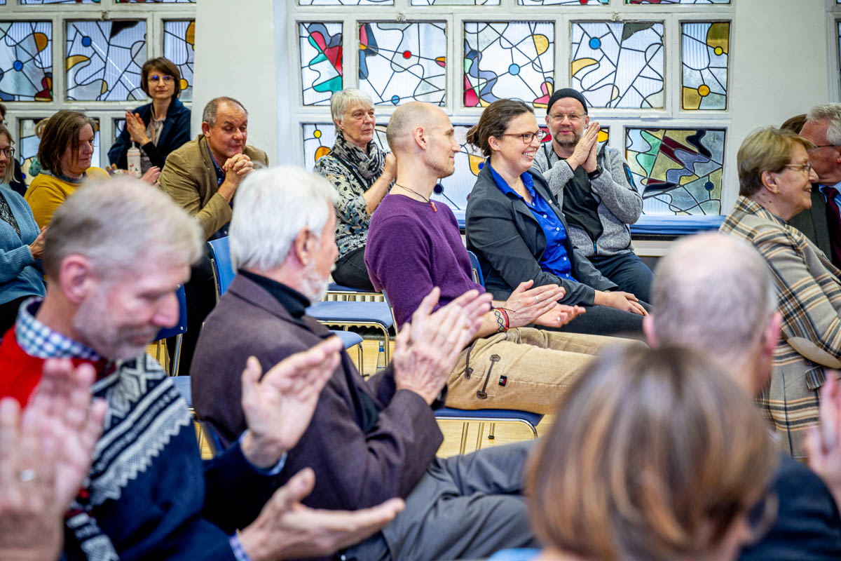 viele Menschen sitzen in einem Saal