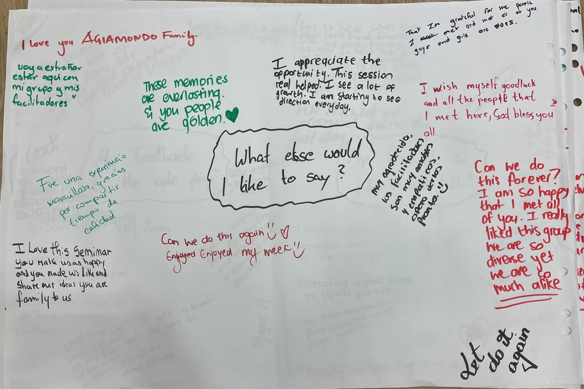 Statements der Jugendlichen/jungen Erwachsenen großes Papier mit Statements der Jugendlichen/jungen Erwachsenen