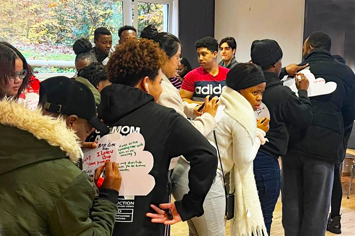 Übung "Warmer Rücken" Menschen in einer Reihe schreiben Komplimente auf den Rücken der Person vor ihnen, es ist das Spiel "Warmer Rücken".