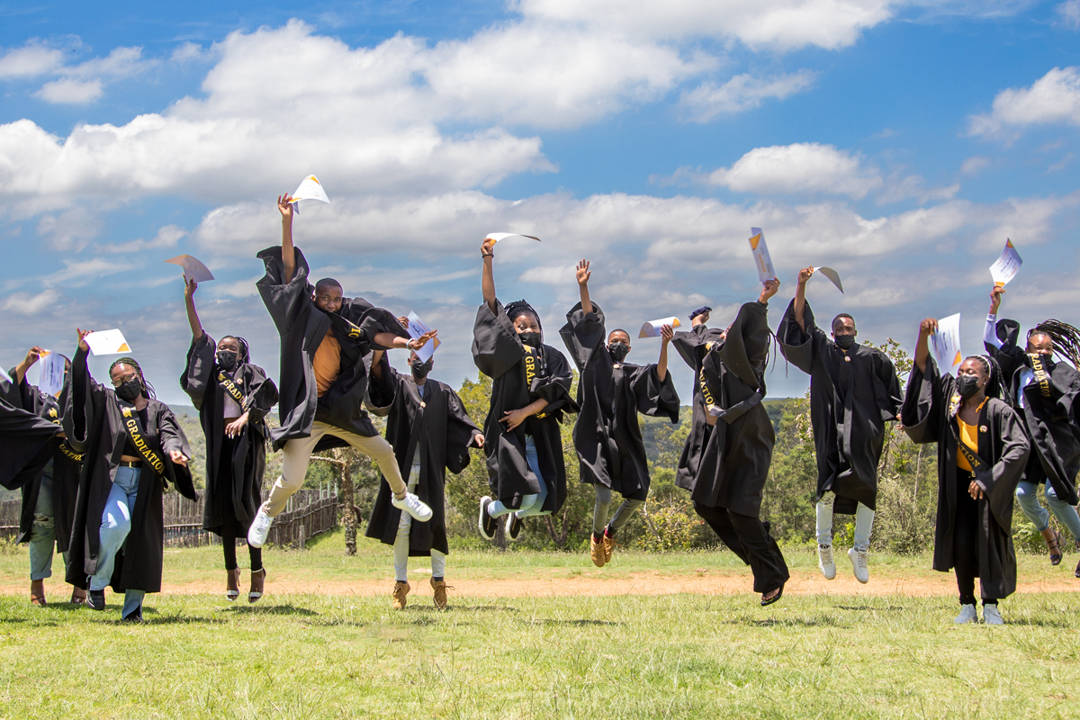 junge Menschen freuen sich über ihren Abschluss