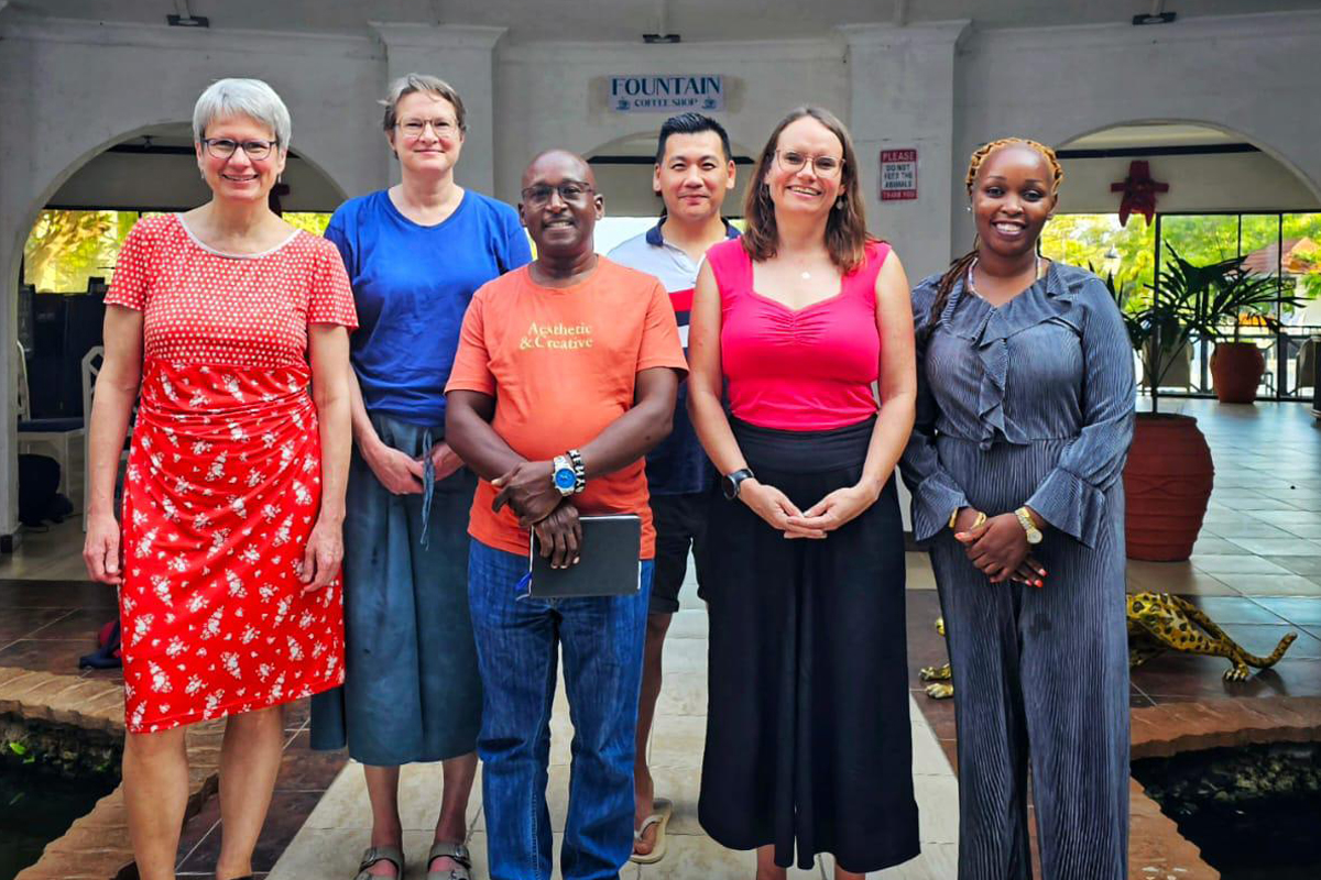 haki Yetu und Exposure TEilnehmerInnen Gruppe von Frauen und Männern