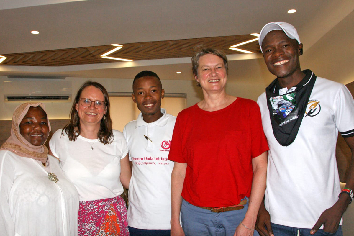 Mitarbeiter*innen von Haki Yetu, Teilnehmende am Exposure Programm und Vertreter der "GenZ"-Protestbewegung Frauen und Jugendliche