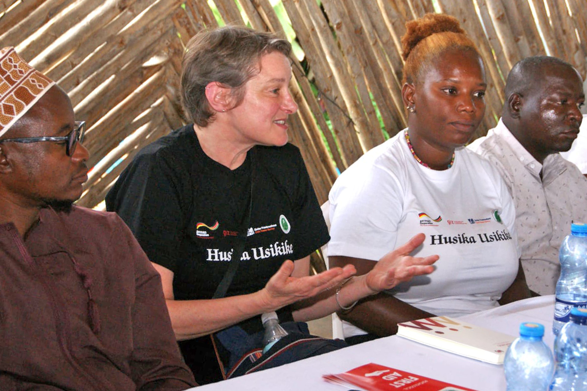 Frauen und  Männer an einem Tisch