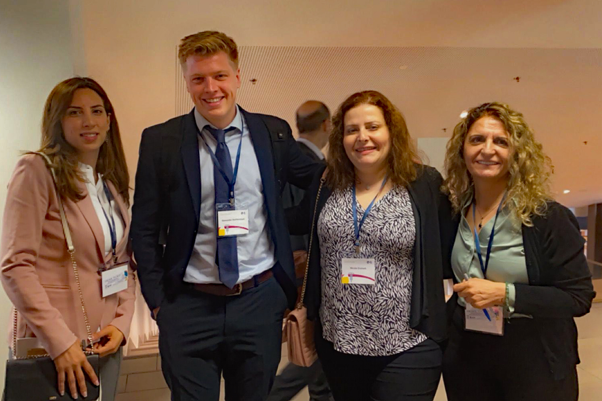 Nicole Zreineh stärkt ihre Partnerorganisation im Monitoring und in der Netzwerkarbeit ZFD-Fachkraft Nicole Zreineh mit vier anderen Personen auf einer Konferenz