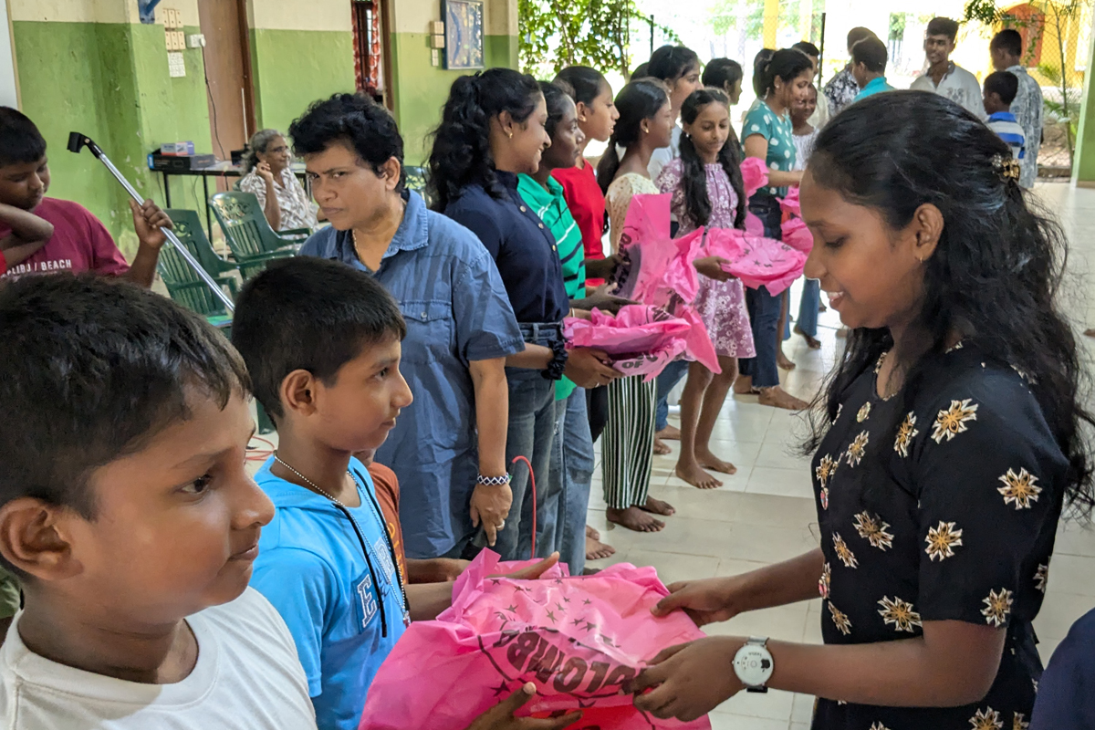 Frauen überreichen Geschenke