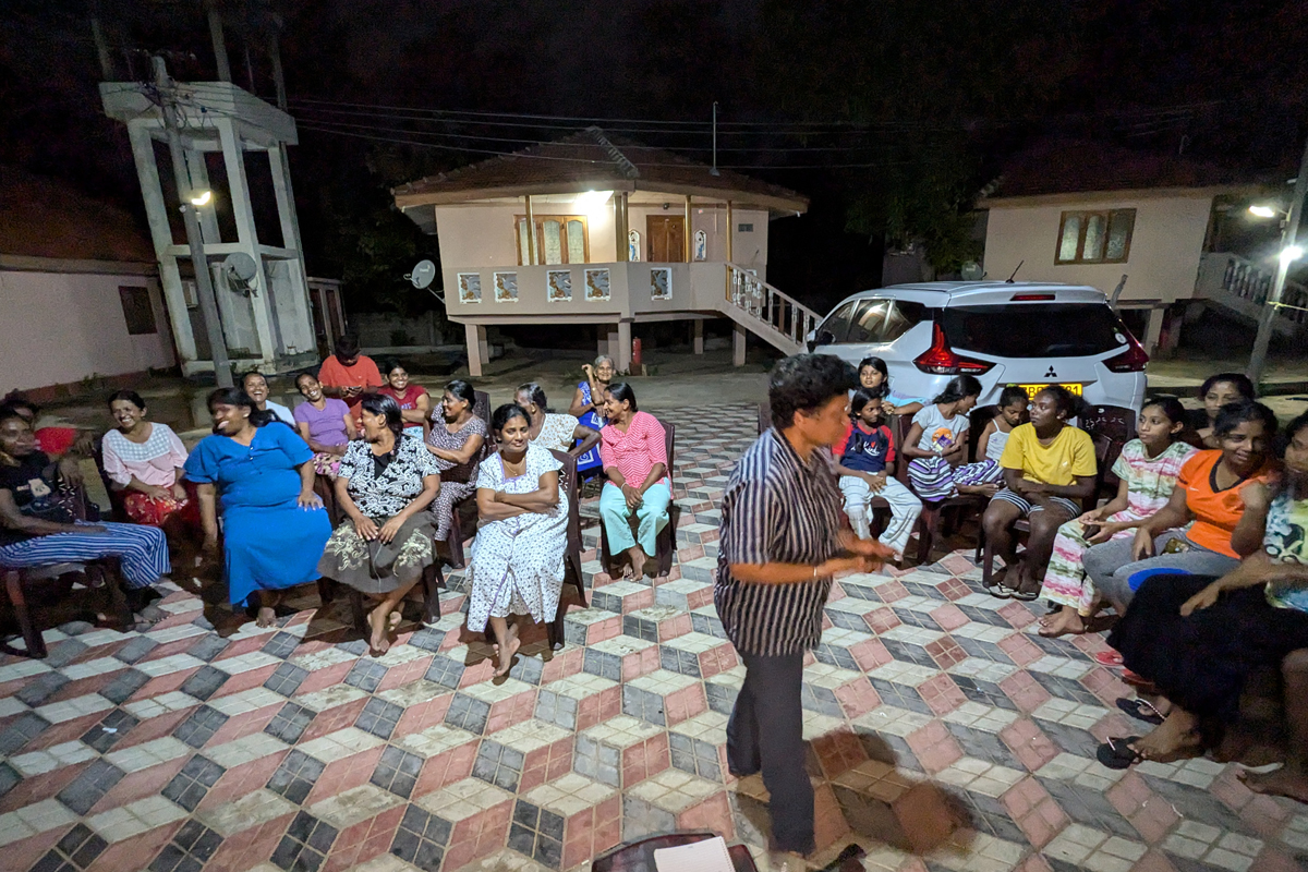abends sitzen die Menschen draußen auf einem Platz