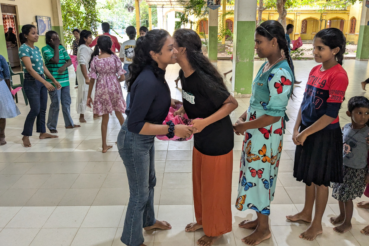herzlicher Abschied zwischen jungen Frauen