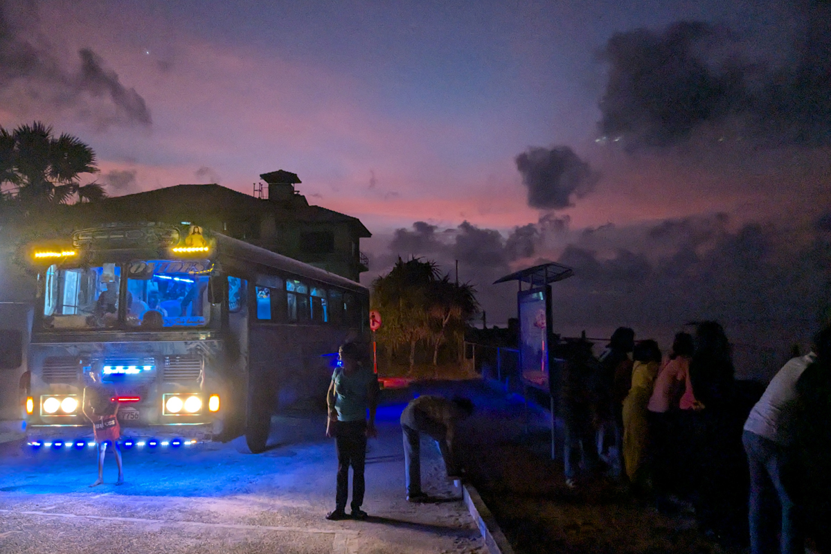 Menschen stehen am Bus am frühen Morgen