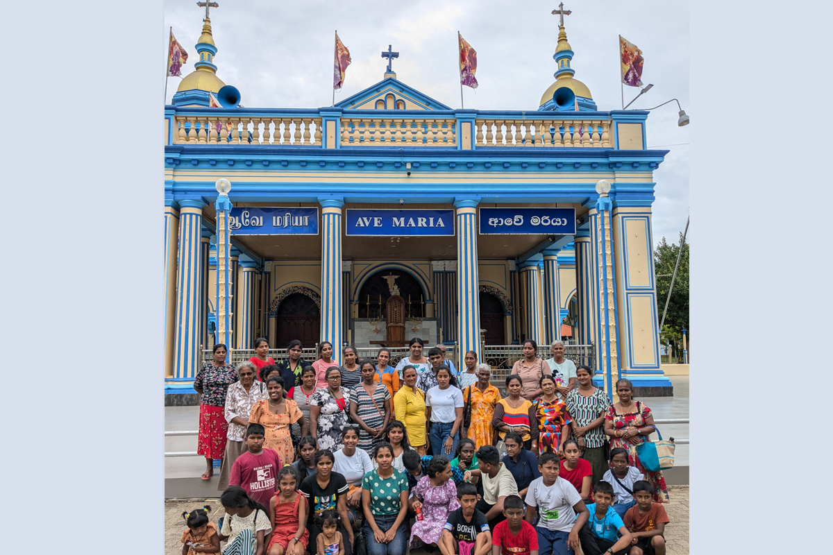 Gruppe vor der Kirche "Unserer Lieben Frau von Madhu", einem römisch-katholischen Wallfahrtsort