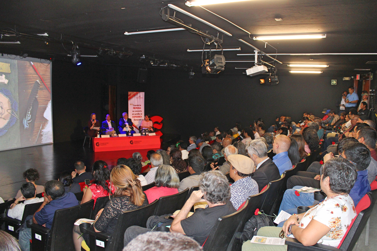 Blick in Saal bei Buchvorstellung