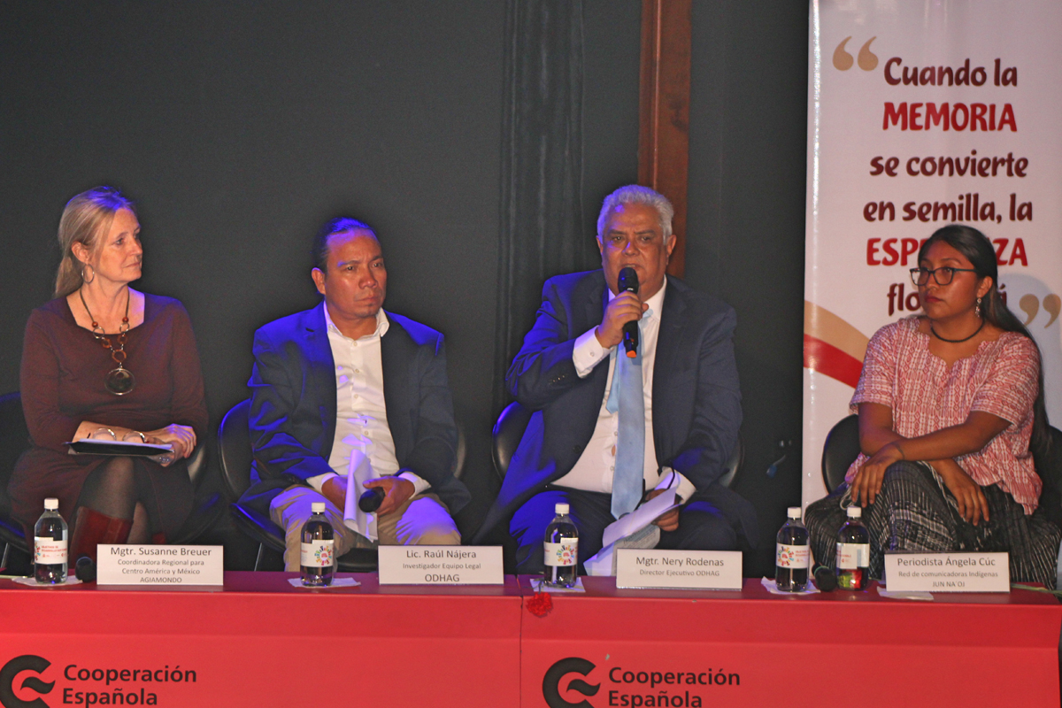 Posium zur Buchvorstellung vier Personen auf einem Podium sprechen über das neue Buch der Erinnerung