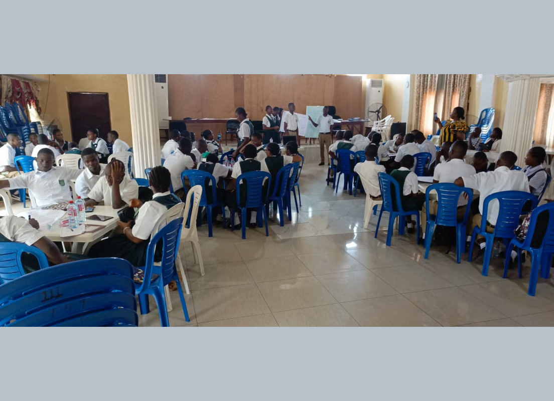 Schüler*innen sitzen in einem Workshop zu Drogenmissbrauch an einer Schule.