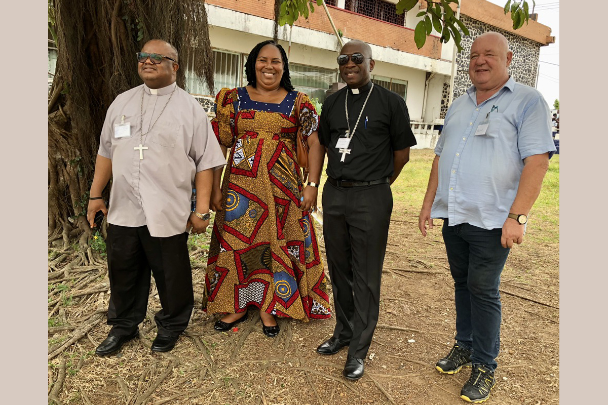 Die Bischöfe Anthony Bowah, Andrew Karnley, die Direktorin des Interreligiösen Rates von Liberia, Rebecca Tarpeh-Major und Manfred Rink