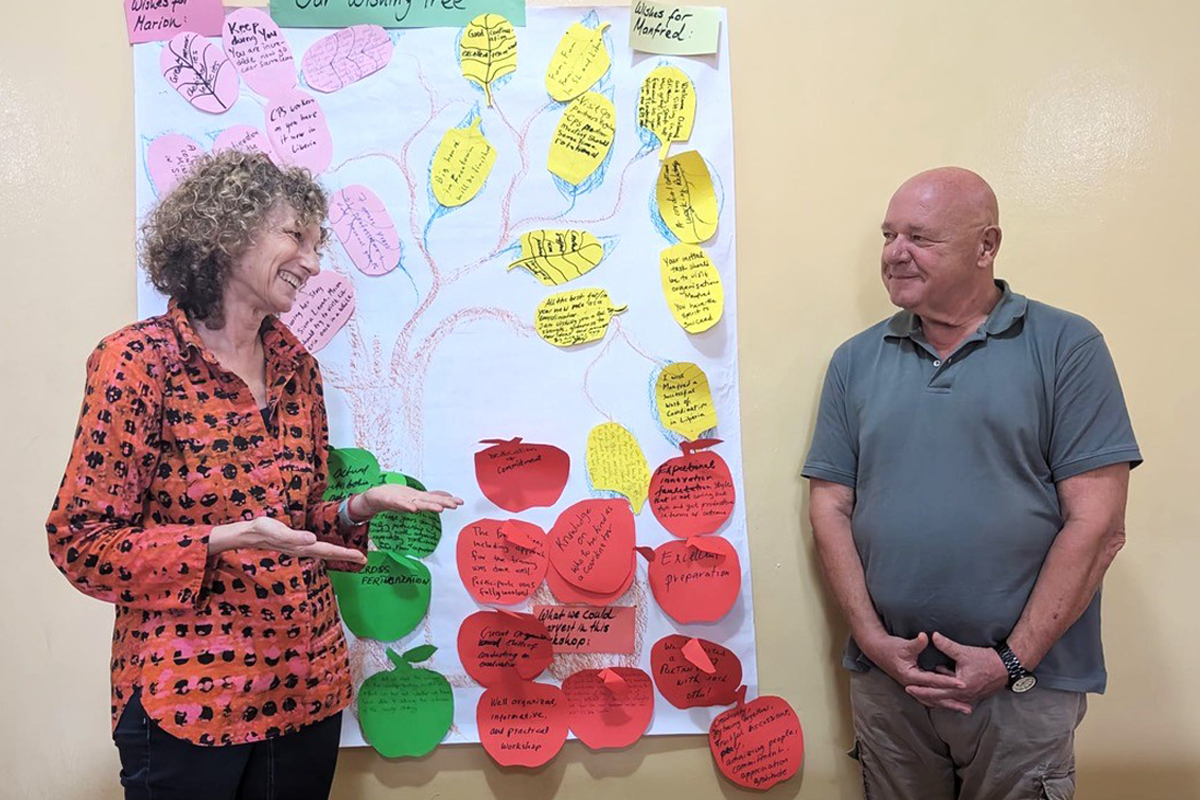 Manfred Rink und ZFD-Koordinatorin Marion Koerbel im Gespräch