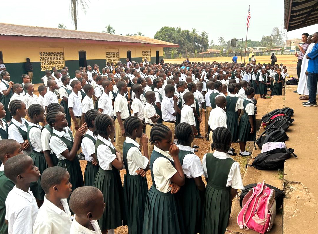 Versammmlung der Schüler*innen auf dem Schulhof.