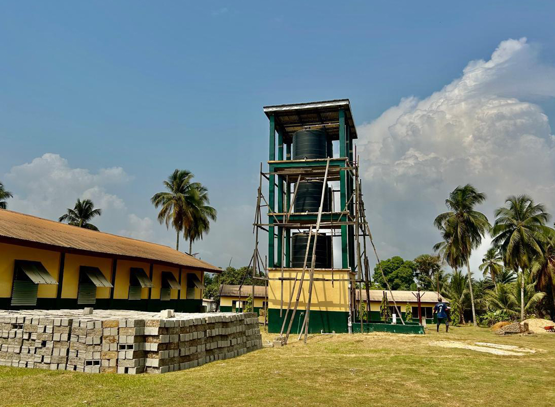 Außengelände von Schule in Harper
