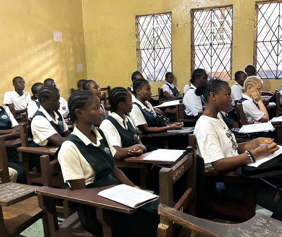Das ZFD-Programm in Liberia unterstützt Jugendliche, die extreme Gewalt erlebt haben. Sie sitzen in einem Klassenraum.