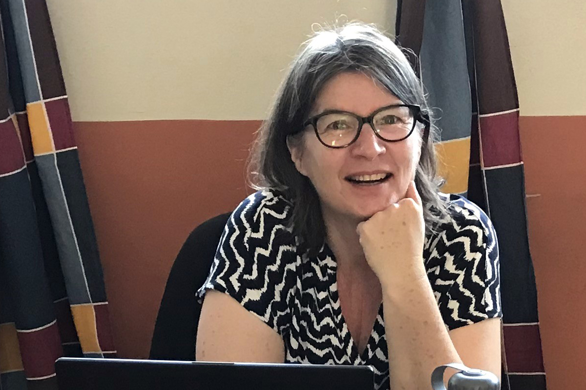 Elles Blanken an ihrem Arbeitsplatz im Caritas Büro