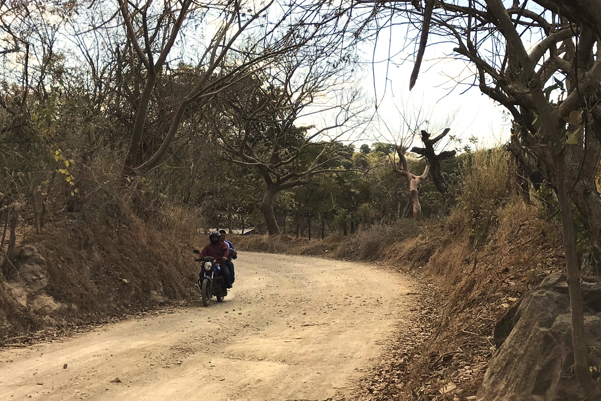 Straße bei San Vicente mit Motorrad
