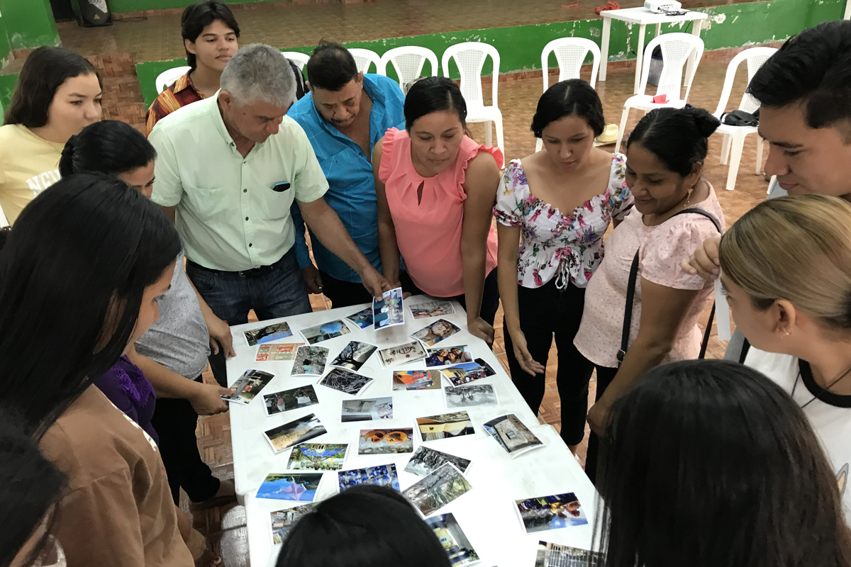 Menschen diskutieren über Fotos und ihre Erinnerungen
