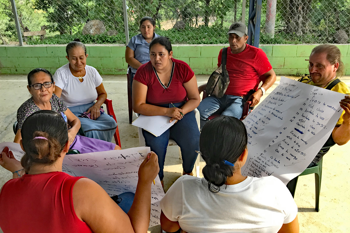 ältere und jüngere Menschen diskutieren in Arbeitsgruppe über den Bürgerkrieg
