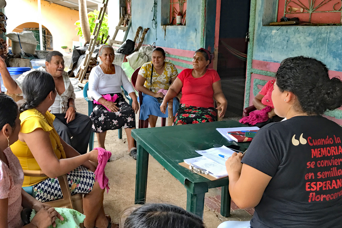Menschen aus verschiedenen Dörfern treffen sich in Arbeitsgruppen, hier im privaten Kreis