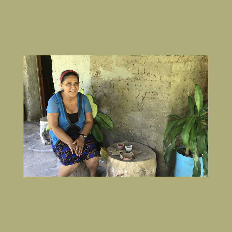 Niña Santos Polina, eine alte Frau, zeigt Spielzeug wie diese Kochtöpfe aus Ton, mit denen Kinder während des Bürgerkrieges spielten.