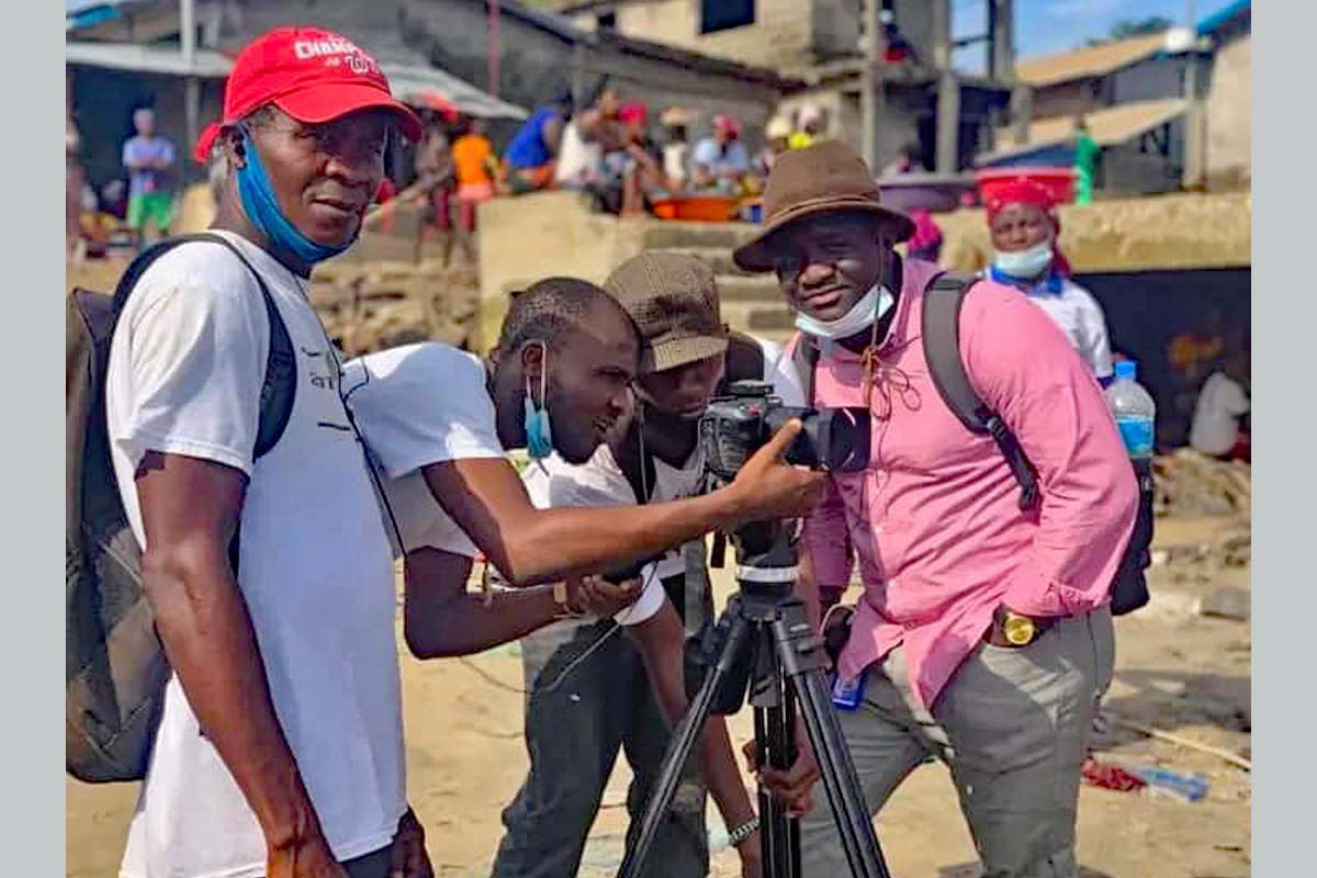 Jugendliche drehen Videos.