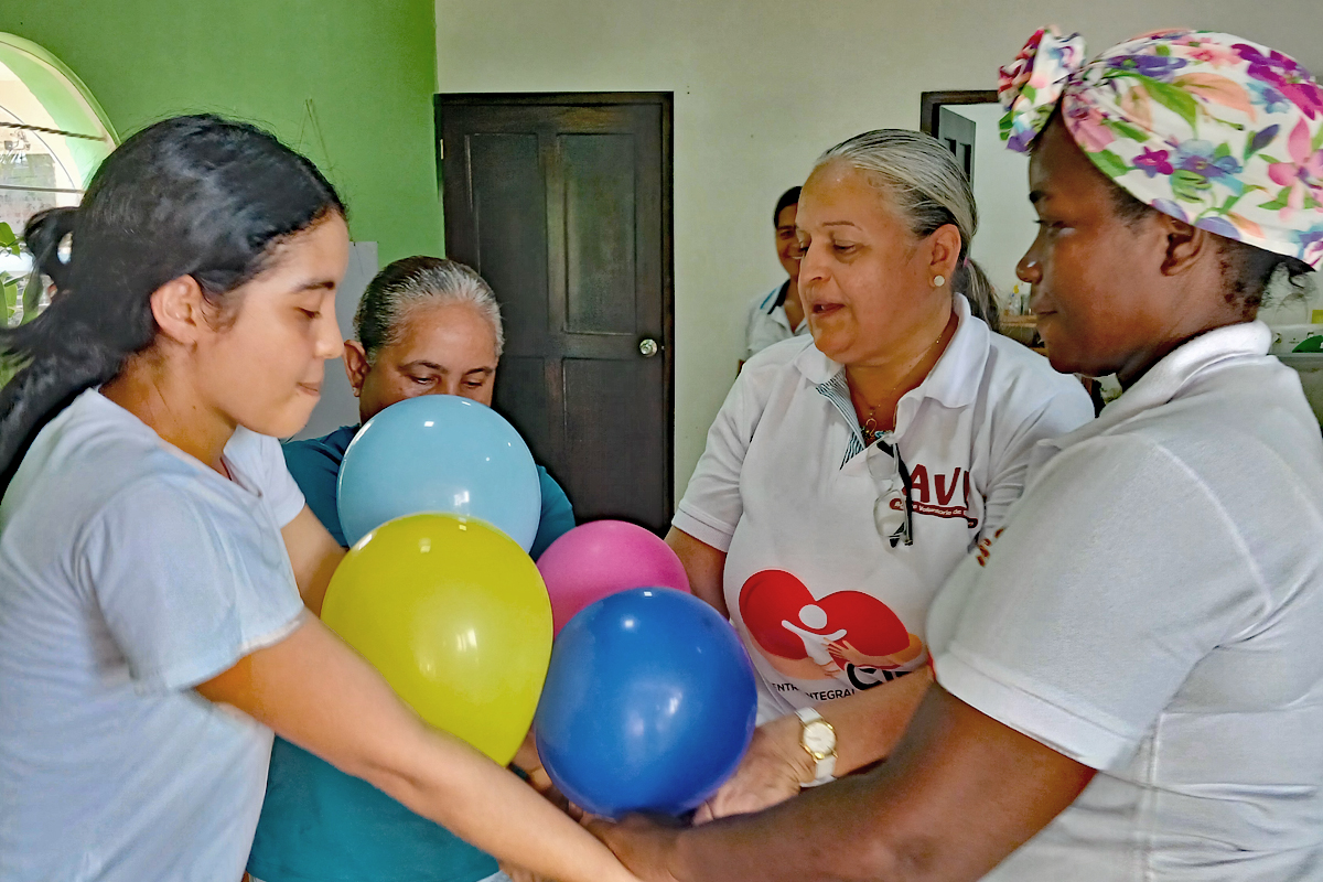 vier Frauen mit Luftballons vier Frauen treffen sich zum Spiel mit Luftballons