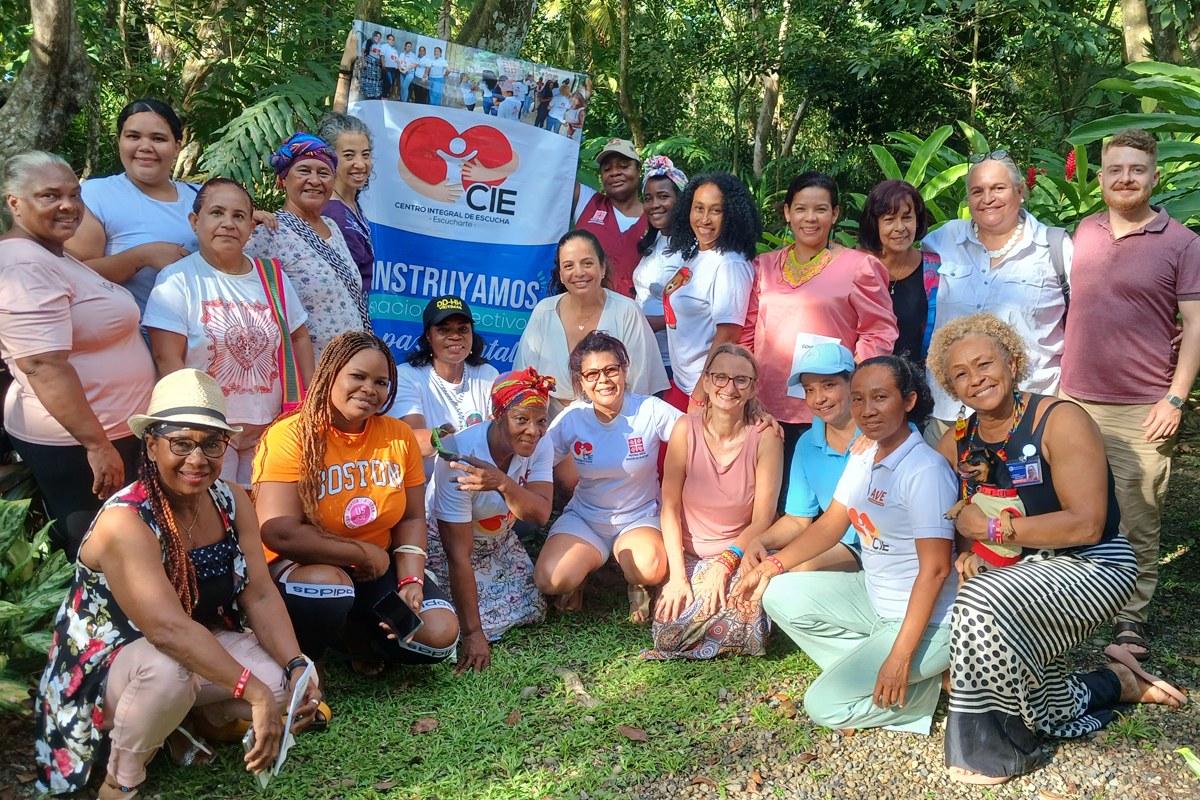 vier Gruppen aus verschiedenen Kollektiven treffen sich