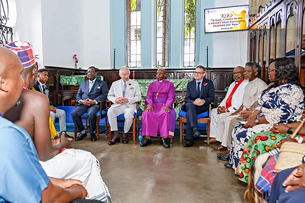 König Charles III sitzt mit religiösen Autoritäten in Kenia in einer Kirche zusammen.