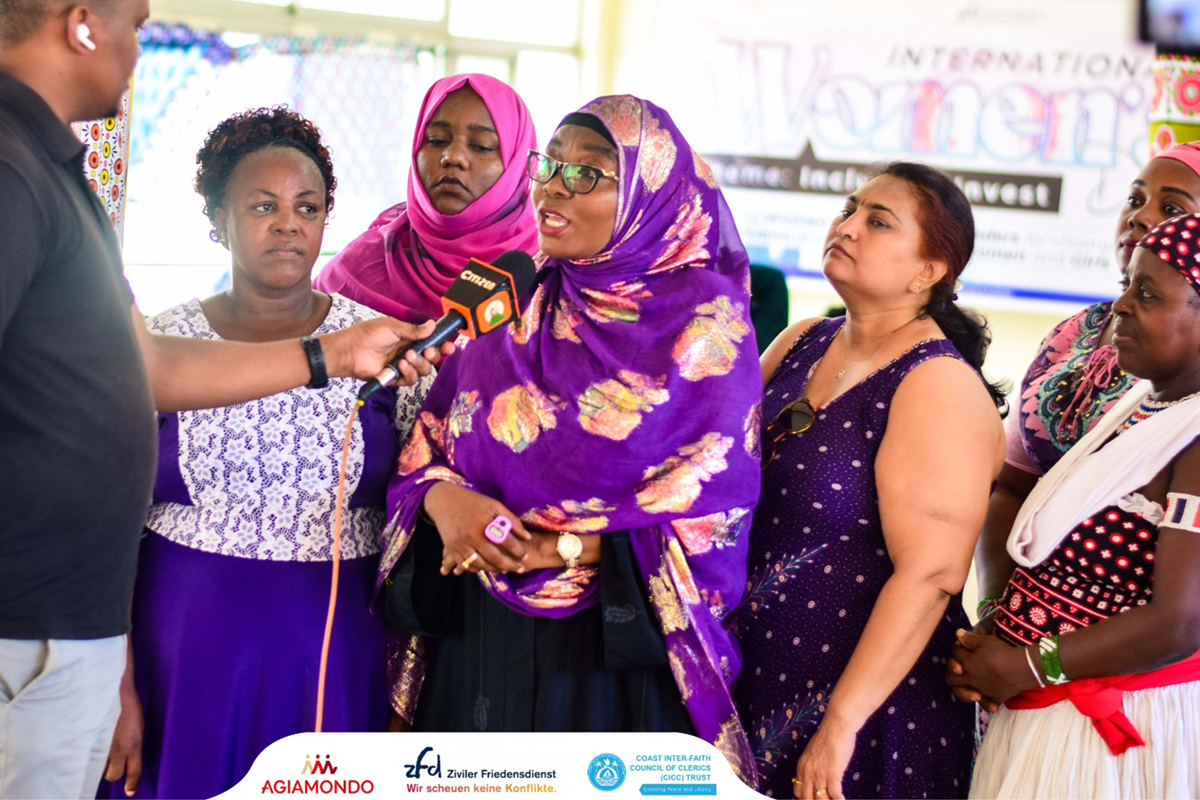 Munira Faraj in der Mitte ist eine weibliche Geistliche, hier ist sie im Gespräch mt einem Reporter