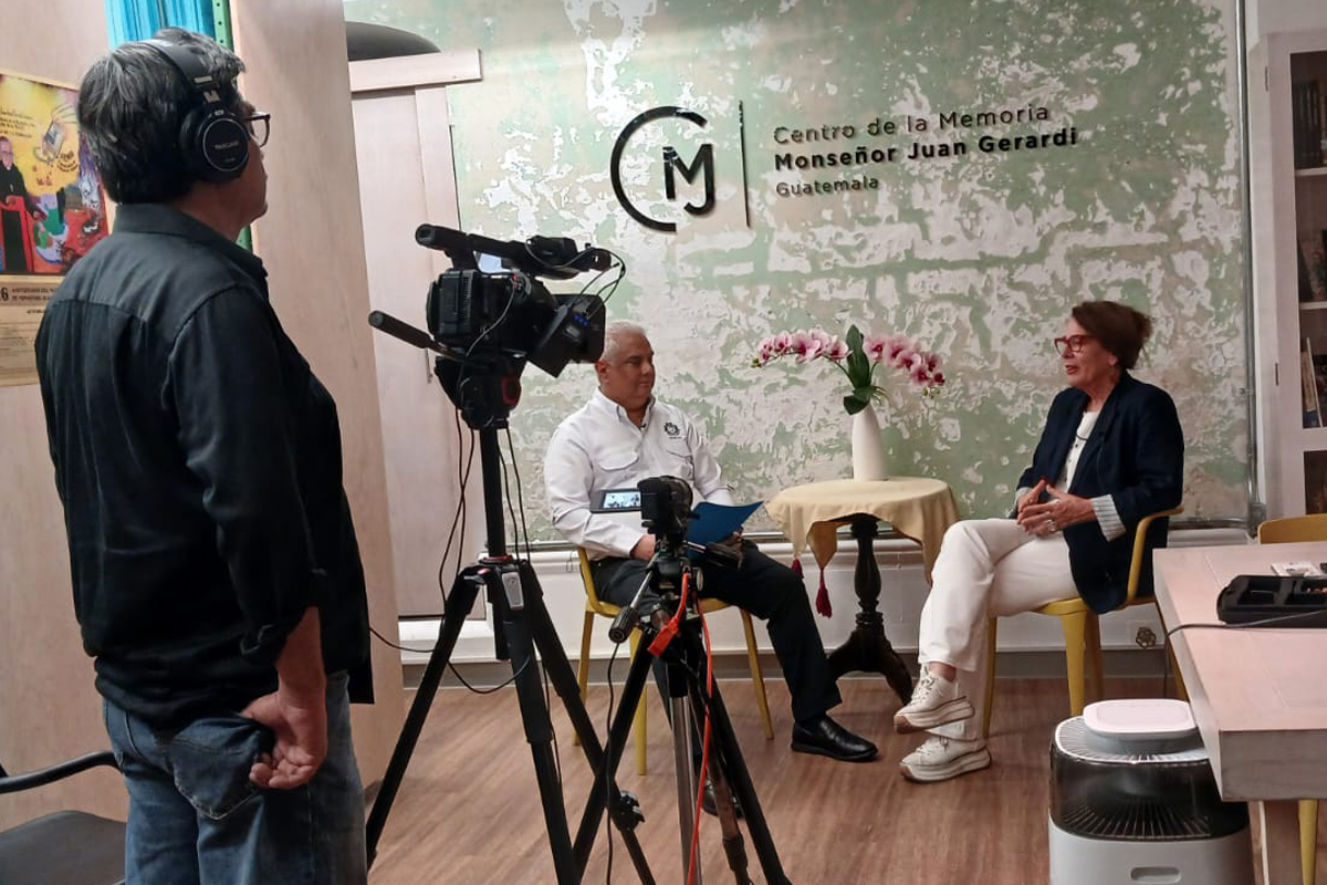 Interview Martina Richard und Nery Rodenas Gesprächssituation im Menschenrechtsbüro