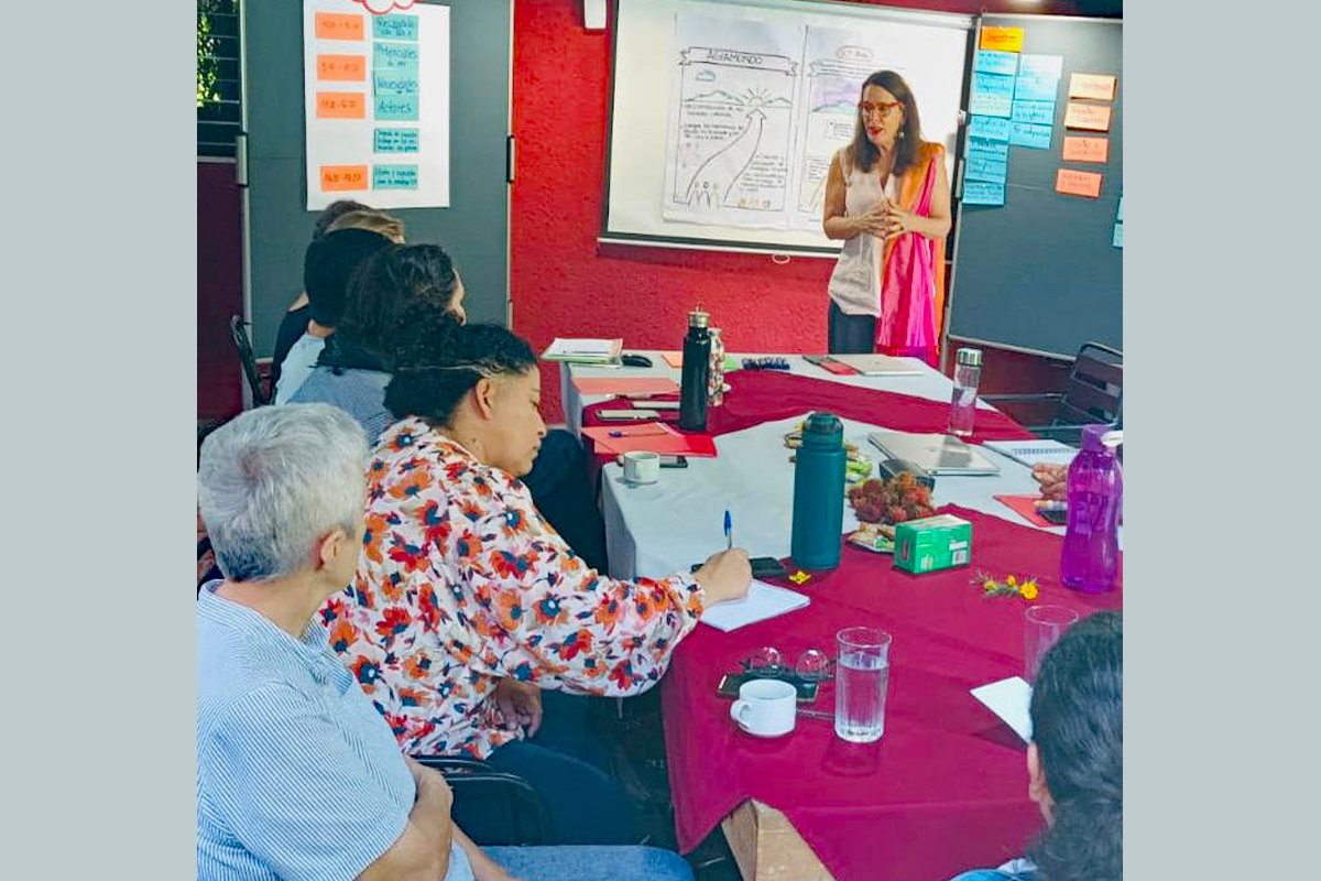 Martina Richard leitet Planungsseminar Eine Frau, Martina Richard, leitet ein Seminar.