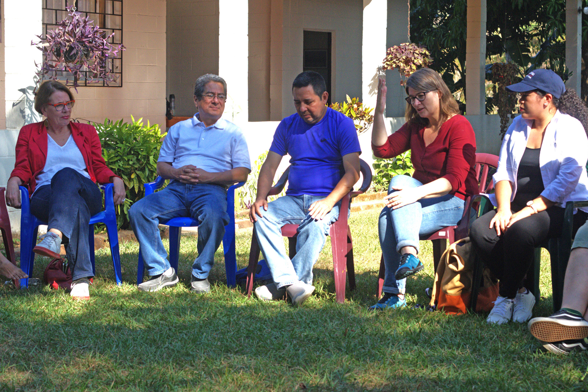 Regionaltreffen von ZFD-Partnerorganisationen in El Salvador Menschengruppe im Gespräch