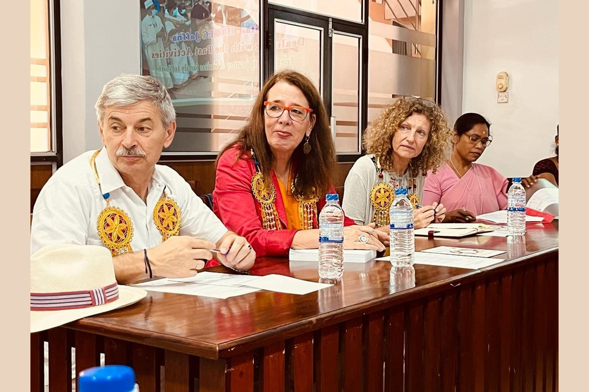 ZFD-Treffen in Sri Lanka Gespräch von verschiedenen Personen an einem Tisch