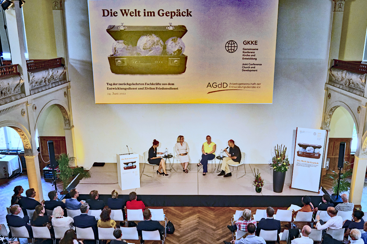 Podiumsgespräch mit Svenja Schulze, Ministerin für wirtschaftliche Zusammenarbeit und Entwicklung, und zurückgekehrten Fachkräften aus Papua-Neuguinea und Liberia.