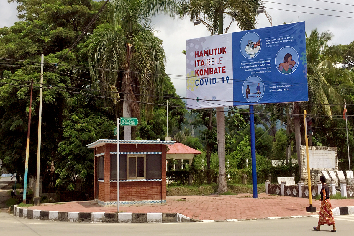 Infotafel in Dili informiert über Covid 19