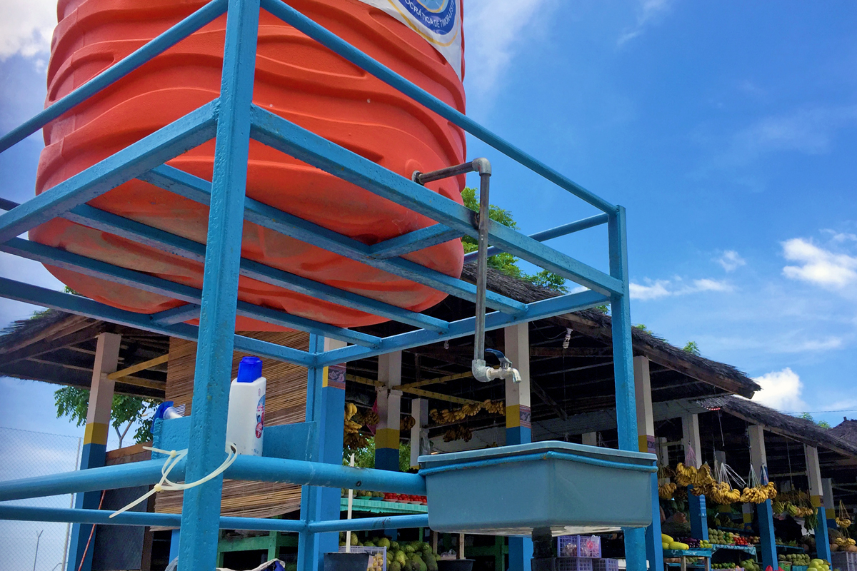 Wassertank mit Handwaschbecken an einem Markt in Dili
